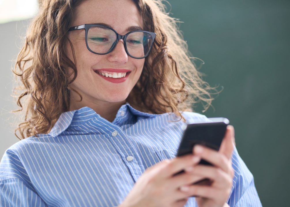 Mujer chateando en el celular
